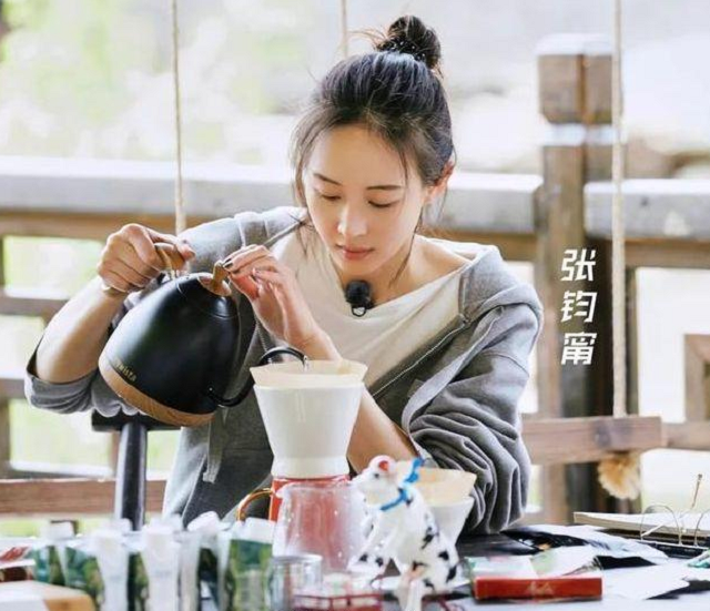 彭于晏女神纯素颜出镜，自律的她，在哪都是一道风景线