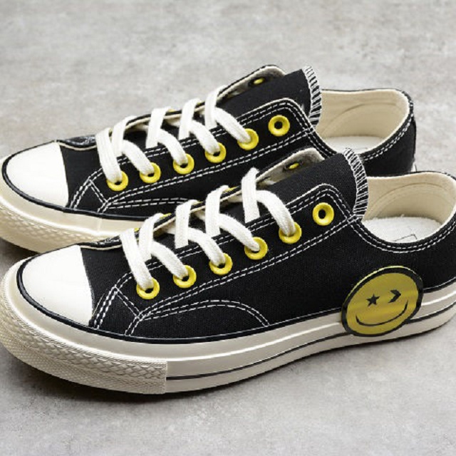 港真的超减龄穿搭的匡威美国定制笑脸款，不入手还在等什么？