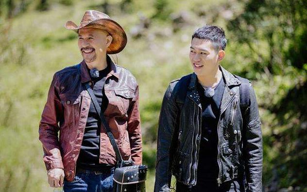 58岁徐锦江被儿子细心照顾宠成“巨婴”，：他是怎么做到的？