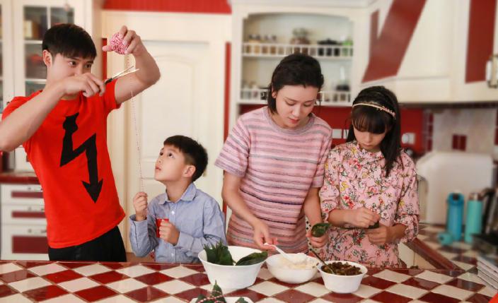 田亮女儿学书法，赵薇女儿学书法：为什么明星喜欢让孩子学书法？
